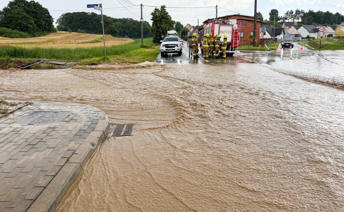 Ulewa sparaliżowała drogi. Gwałtowne opady po południu zablokowały trasy w powiecie raciborskim - Serwis informacyjny z Raciborza - naszraciborz.pl