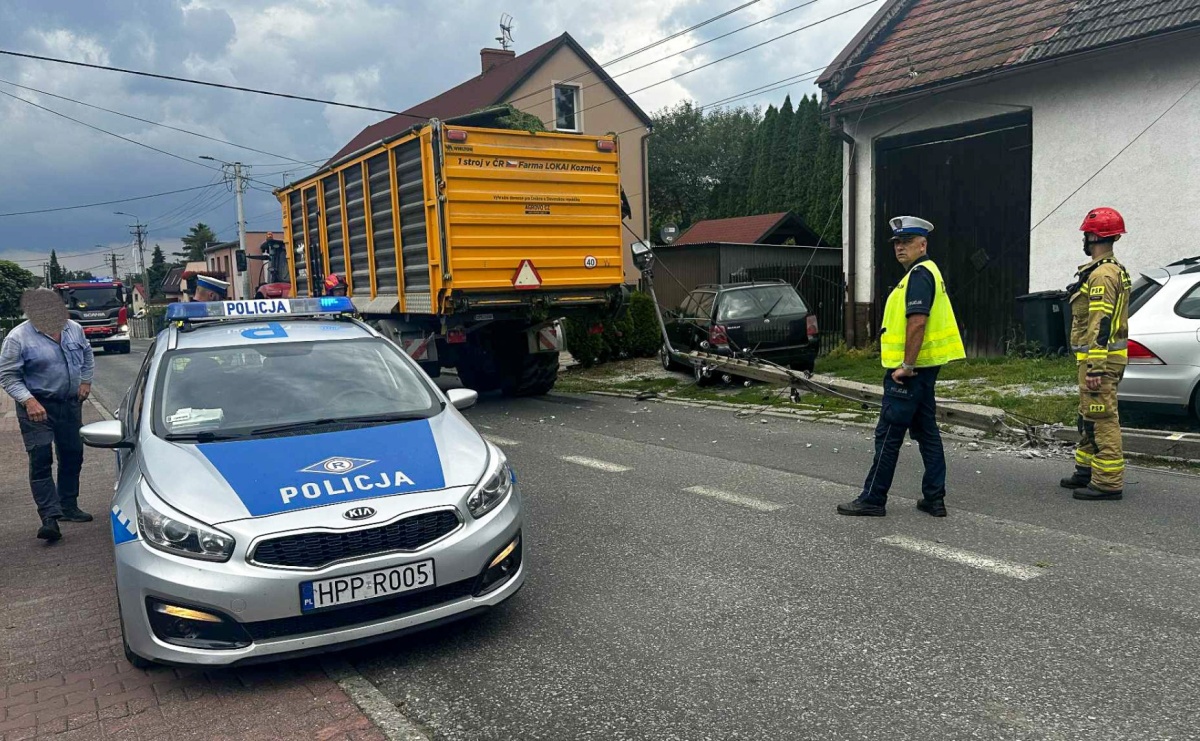 Niebezpieczny przejazd ciągnikiem przez Krzanowice. Uszkodzony słup i elewacje domów - Serwis informacyjny z Raciborza - naszraciborz.pl