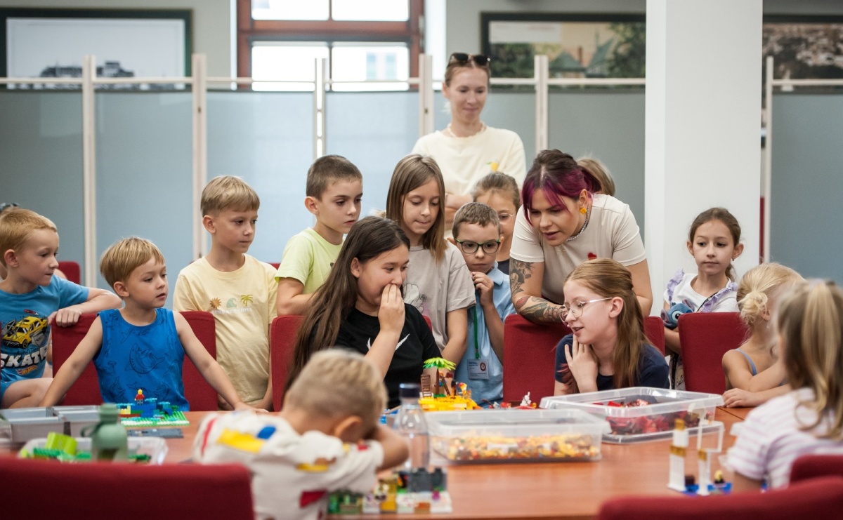Ciocia od Klocków na Zamku Piastowskim. Warsztaty LEGO w ramach Wakacji w Powiecie - Serwis informacyjny z Raciborza - naszraciborz.pl