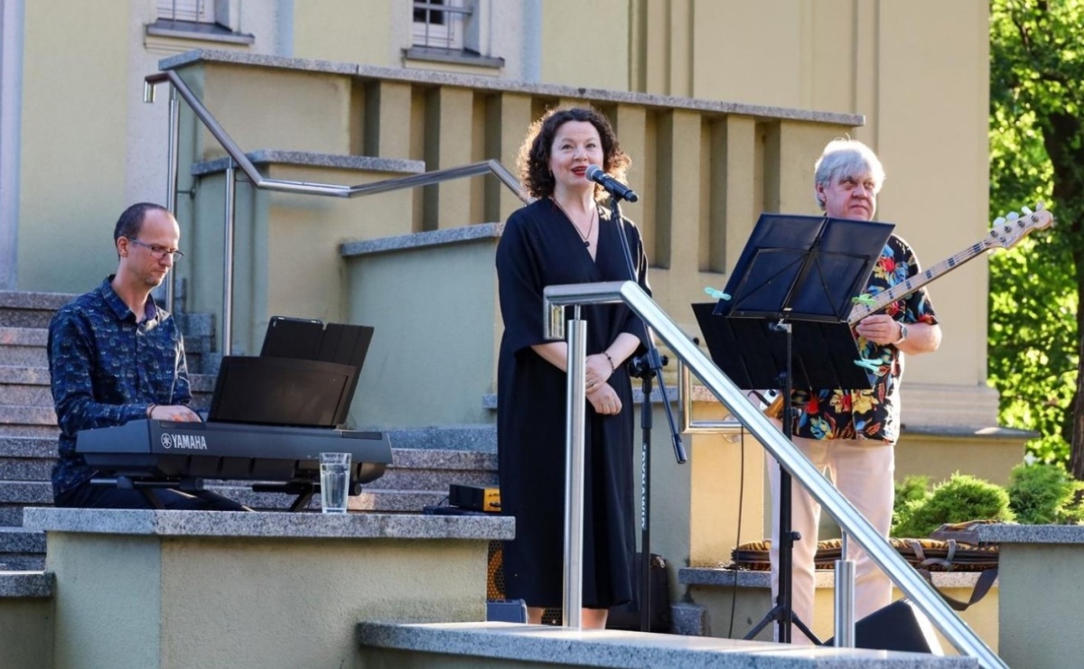 Już w najbliższą sobotę! Koncert Agnieszki Grochowicz na schodach biblioteki - Serwis informacyjny z Raciborza - naszraciborz.pl