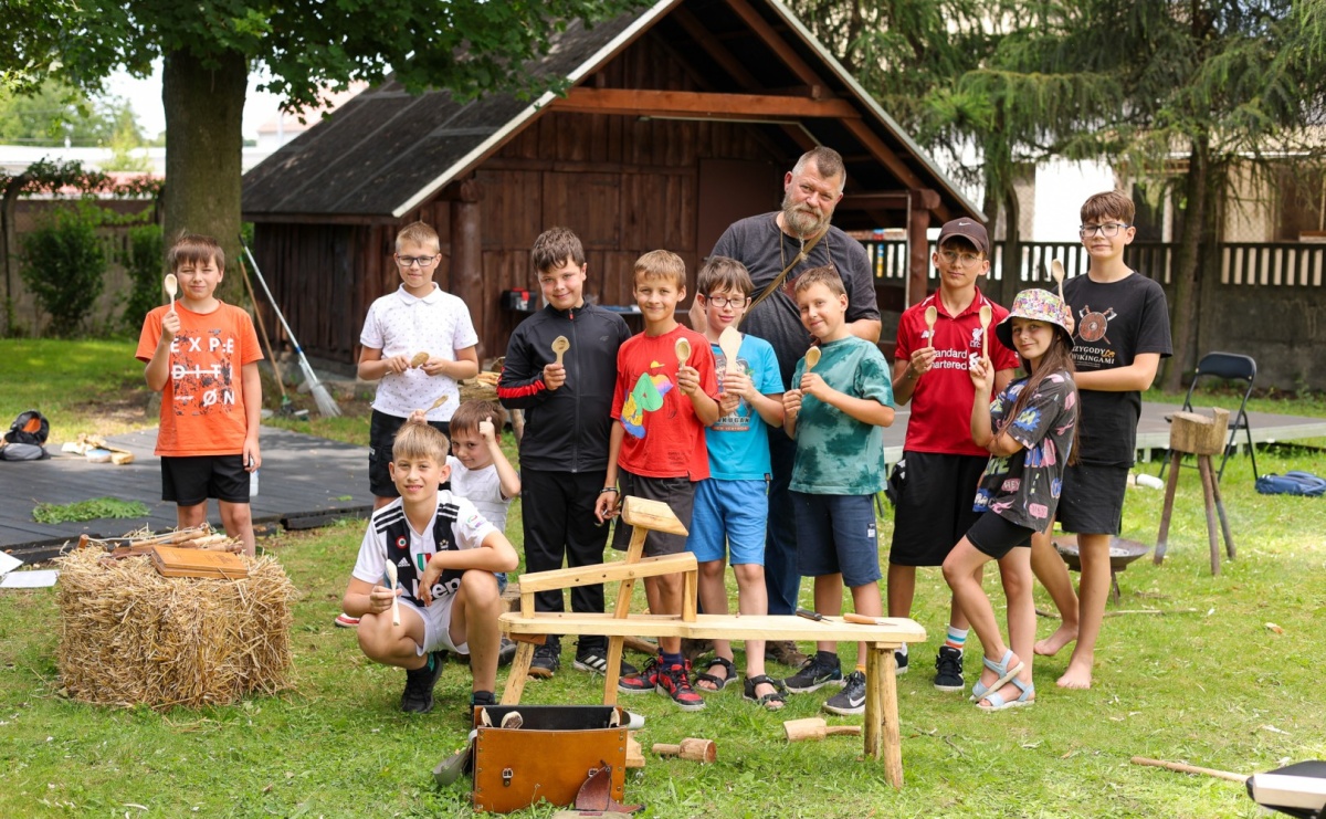 Warsztaty strugania łyżek - Lato z RCK - Serwis informacyjny z Raciborza - naszraciborz.pl