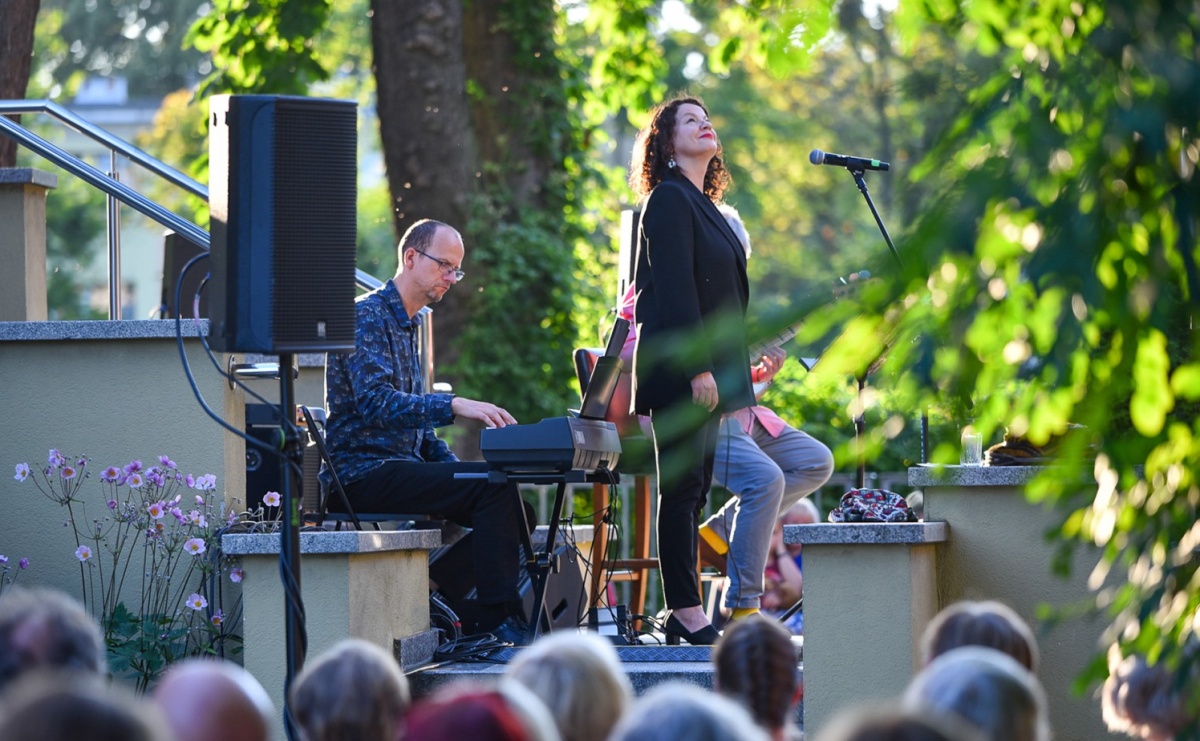 Liryka, ballada i magia słowa – wieczór z Agnieszką Grochowicz na schodach książnicy - Serwis informacyjny z Raciborza - naszraciborz.pl