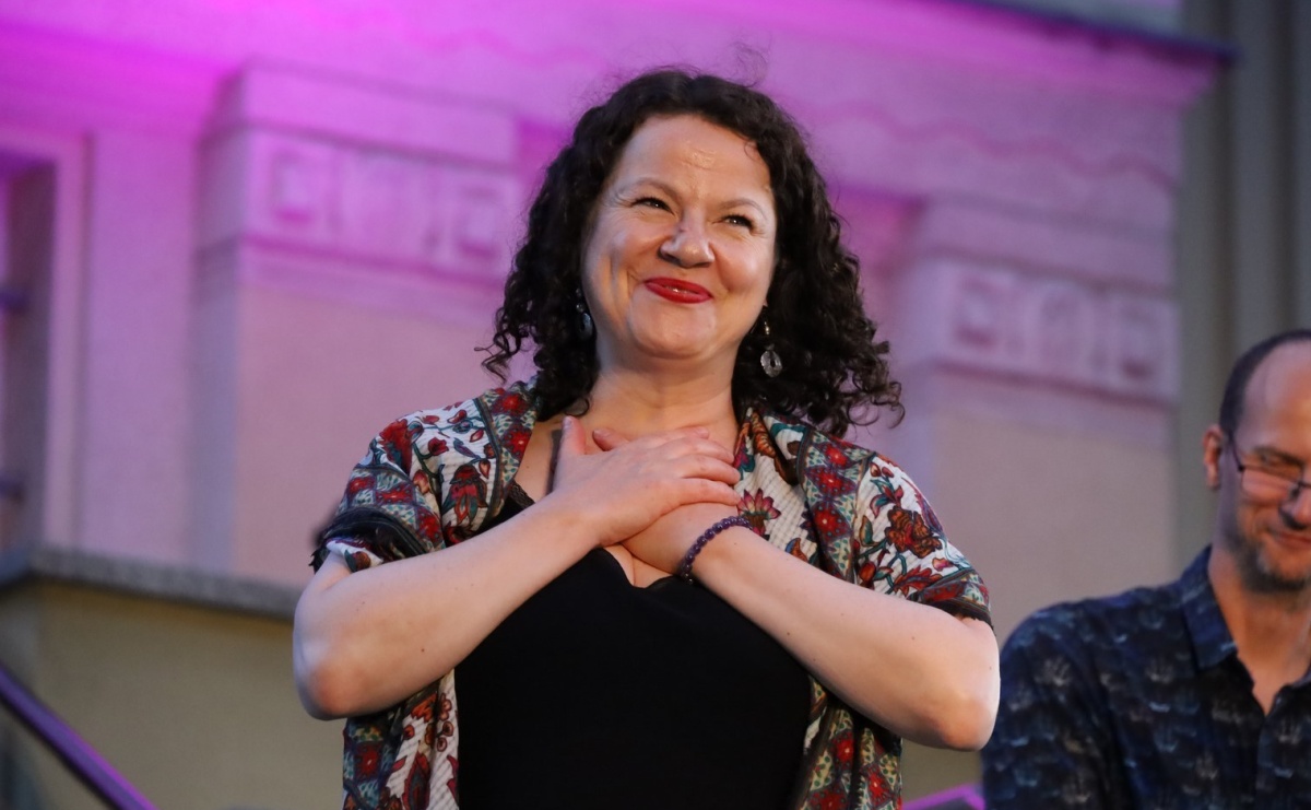 Taka piosenka, taka ballada… Agnieszka Grochowicz wystąpiła na schodach biblioteki - Serwis informacyjny z Raciborza - naszraciborz.pl