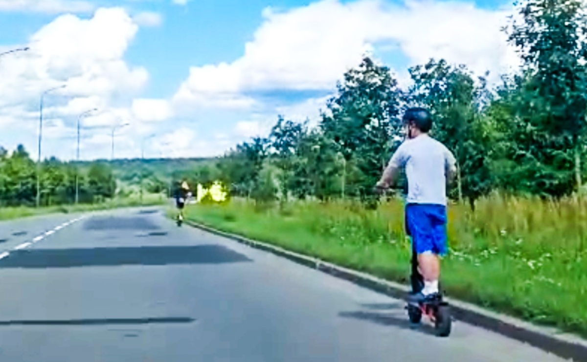 Niebezpieczna jazda hulajnogą. Dzieci na Piaskowej wśród samochodów [WIDEO] - Serwis informacyjny z Raciborza - naszraciborz.pl