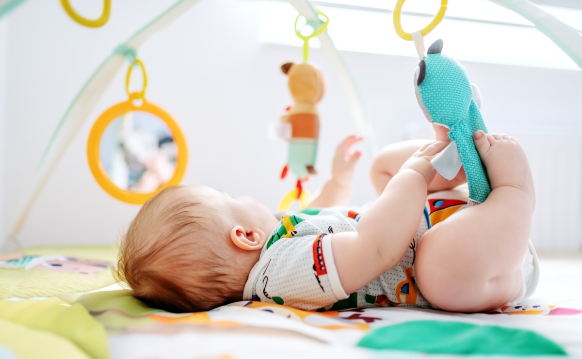 Stojak dla niemowląt a rozwój motoryczny – jak działa na zmysły i ruchy dziecka? - Serwis informacyjny z Raciborza - naszraciborz.pl