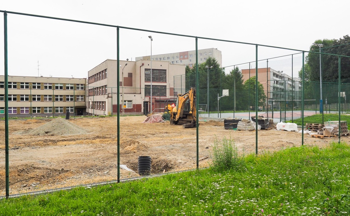 Wakacje pod znakiem inwestycji. Trwa modernizacja boiska przy SP 18 w Raciborzu - Serwis informacyjny z Raciborza - naszraciborz.pl