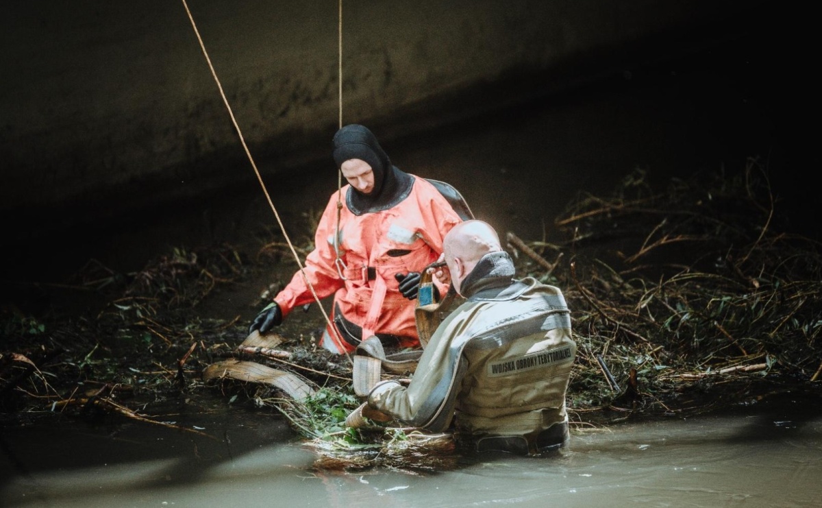 Żołnierze 13. Śląskiej Brygady Obrony Terytorialnej kolejną dobę walczą z żywiołem - Serwis informacyjny z Raciborza - naszraciborz.pl