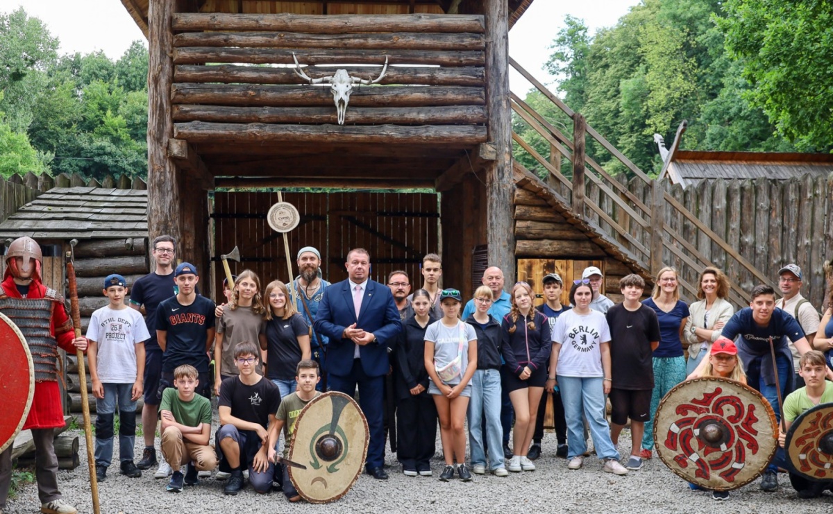 Skok w czasie pod okiem starosty. Trwa międzynarodowy Camp Together na raciborskim grodzie - Serwis informacyjny z Raciborza - naszraciborz.pl