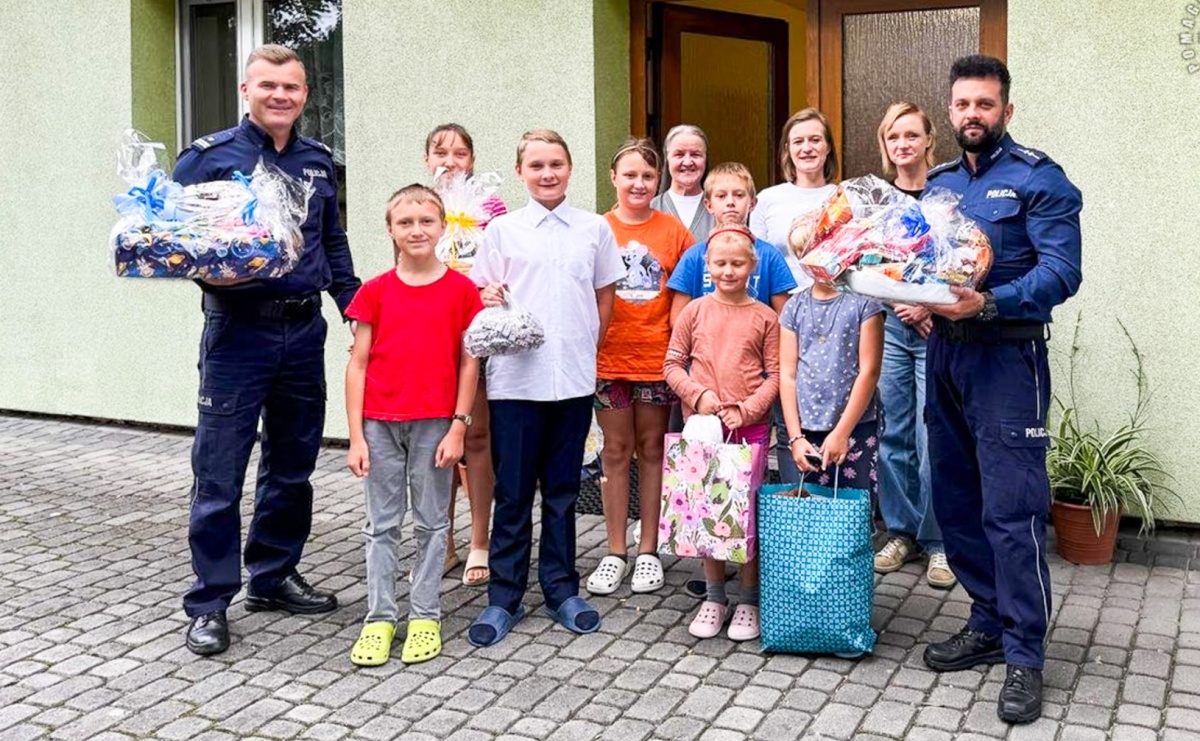 Mundurowi z Raciborza podarowali uśmiech i upominki dzieciom - Serwis informacyjny z Raciborza - naszraciborz.pl
