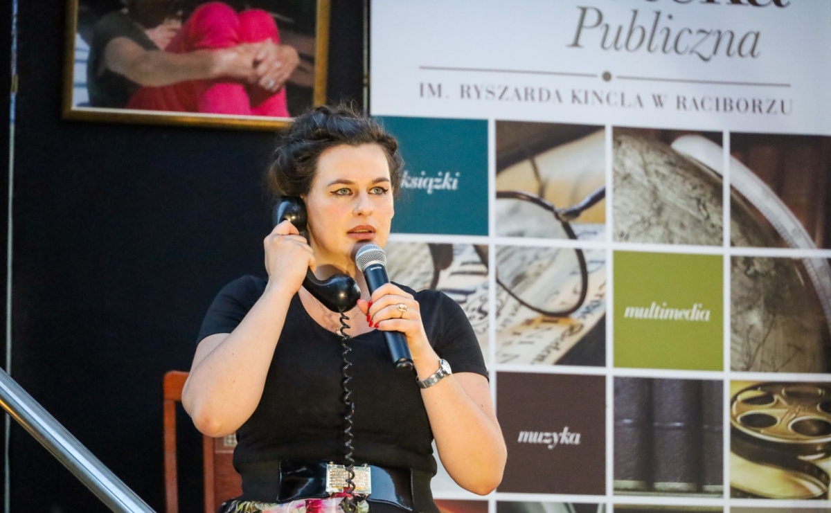 Na schodach raciborskiej biblioteki wystąpi Teatr Wodzisławskiej Ulicy - Serwis informacyjny z Raciborza - naszraciborz.pl