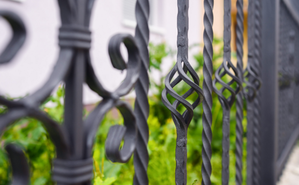 elementy kute w ogrodzeniu