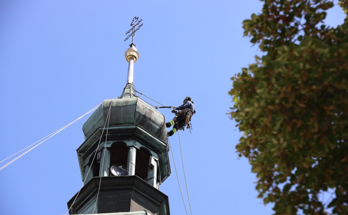 Powrót na szczyt: krzyże i kapsuła czasu znów na wieżach kościoła Matki Bożej - Serwis informacyjny z Raciborza - naszraciborz.pl
