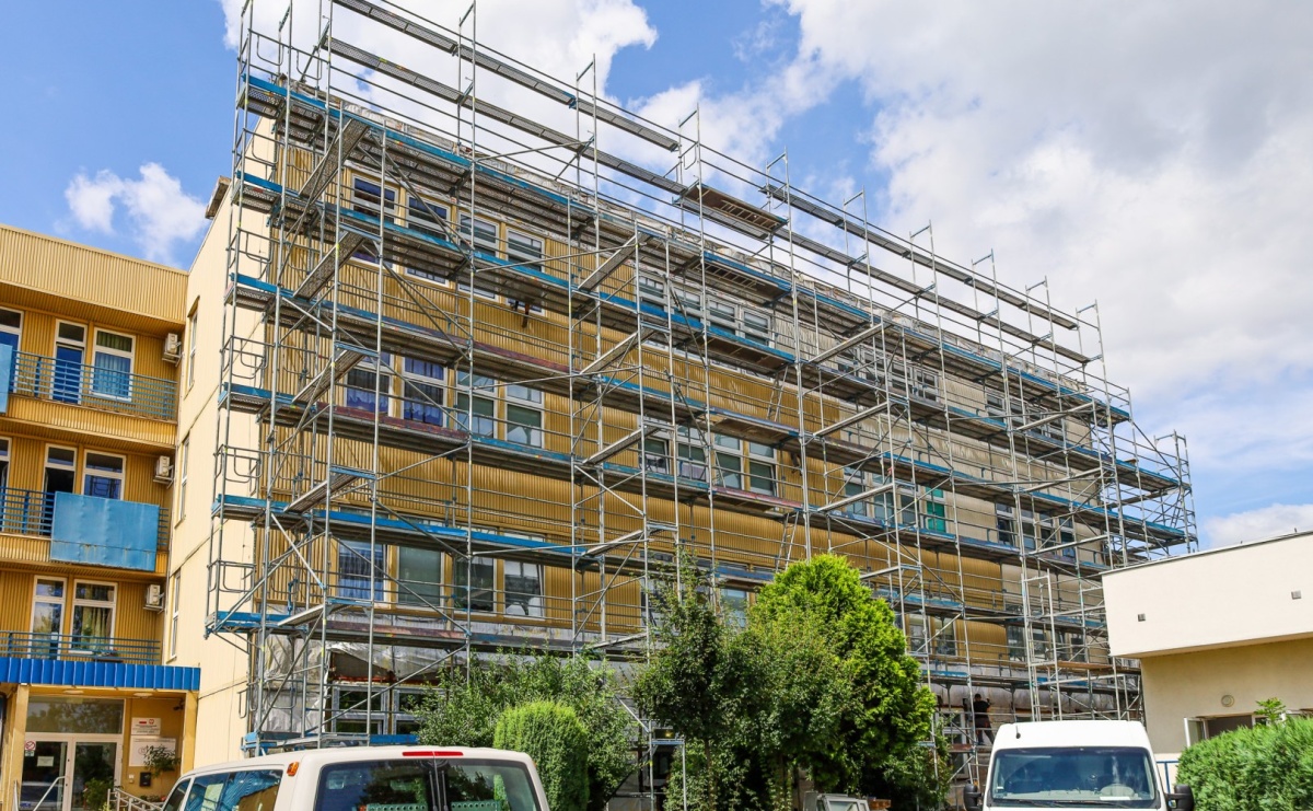 Złota Jesień z nowym blaskiem. Trwa długo wyczekiwana modernizacja raciborskiego DPS-u - Serwis informacyjny z Raciborza - naszraciborz.pl