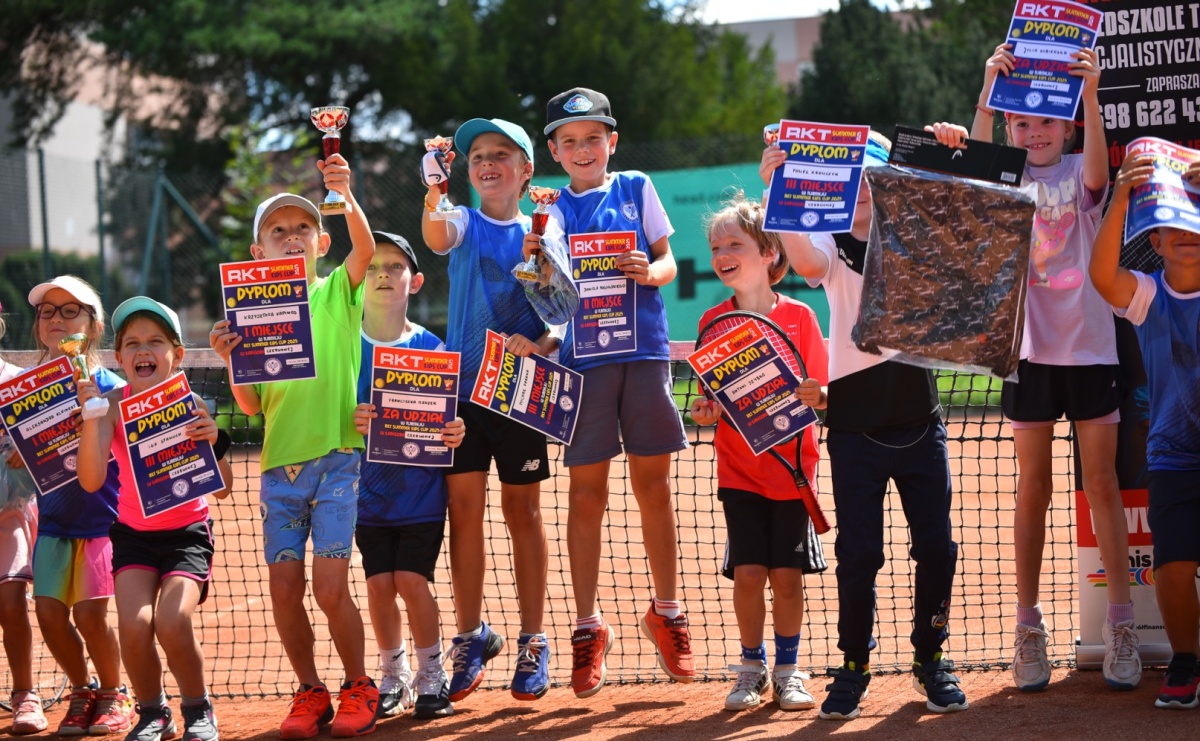 Młodzi tenisiści walczyli o puchar lata. Finał Summer Kids Cup 2025 w Raciborzu - Serwis informacyjny z Raciborza - naszraciborz.pl