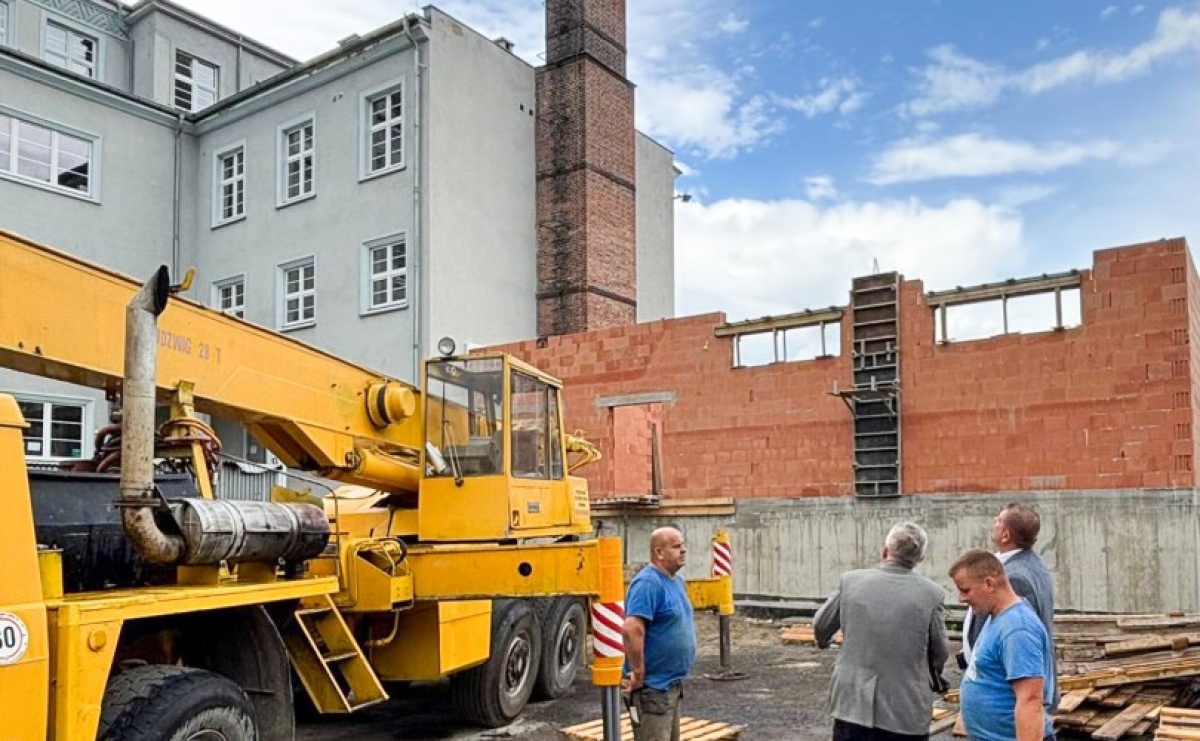 Nowoczesny kompleks sportowy przy II LO w Raciborzu. Powstaje segment z salami gimnastycznymi - Serwis informacyjny z Raciborza - naszraciborz.pl