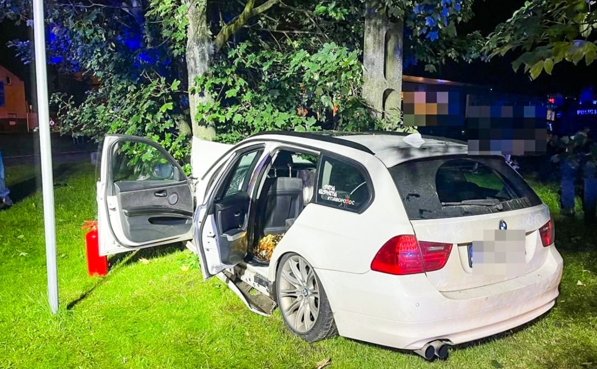 Uderzyła w drzewo po utracie panowania nad pojazdem. Jedna z pasażerek trafiła do szpitala - Serwis informacyjny z Raciborza - naszraciborz.pl