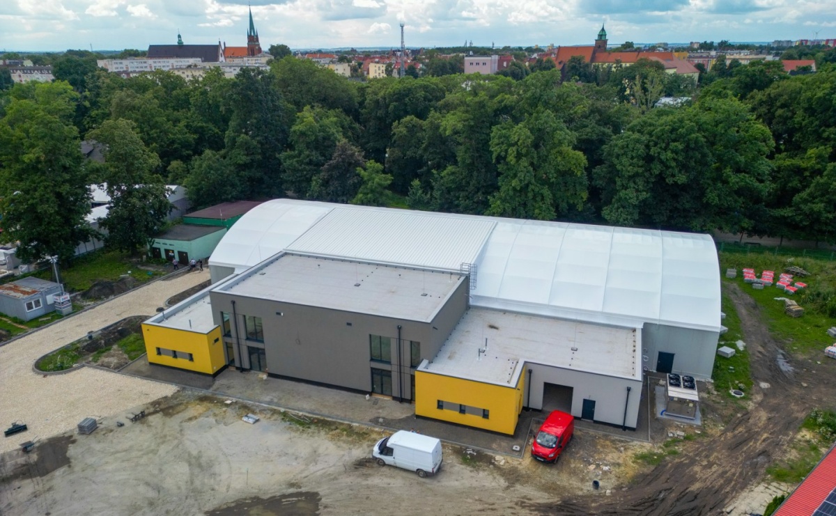 Nowe oblicze zimowej rekreacji w Raciborzu. Budowa lodowiska na finiszu - Serwis informacyjny z Raciborza - naszraciborz.pl