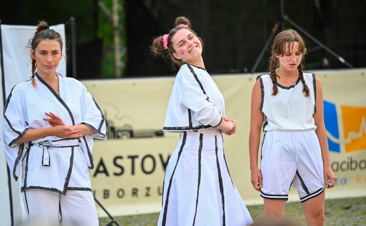 Magia, rywalizacja i siostrzana więź – Teatr Formalina na dziedzińcu Zamku Piastowskiego - Serwis informacyjny z Raciborza - naszraciborz.pl