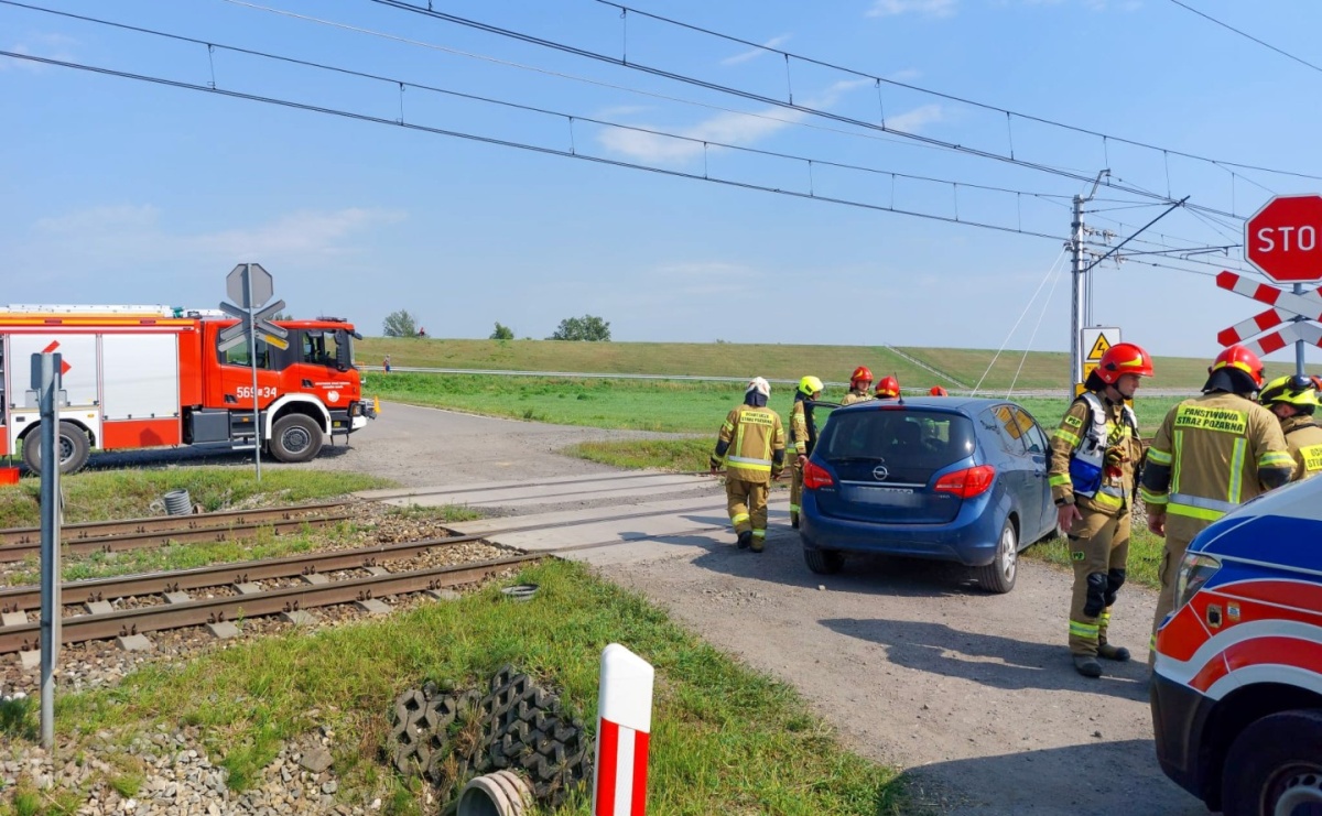 Opel zderzył się z pociągiem w Sudole. Kierująca tłumaczyła, że nie widziała składu [FOTO] - Serwis informacyjny z Raciborza - naszraciborz.pl