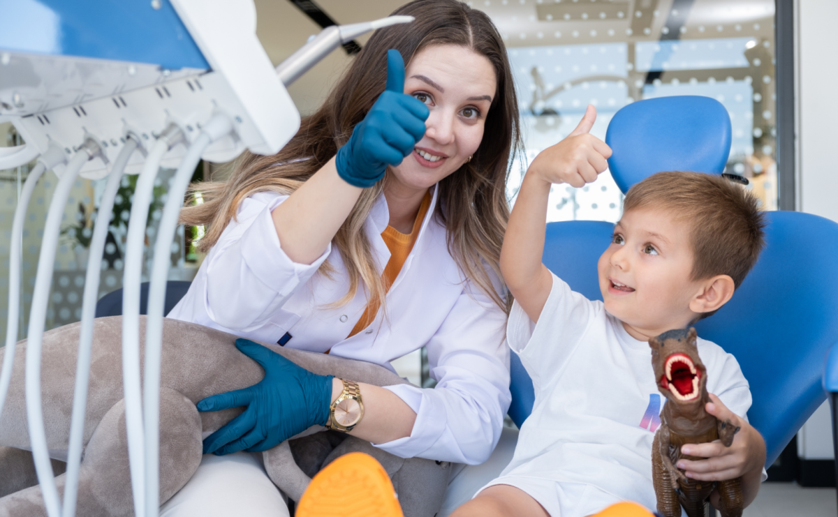 dentysta dziecięcy podczas pracy z młodym pacjentem