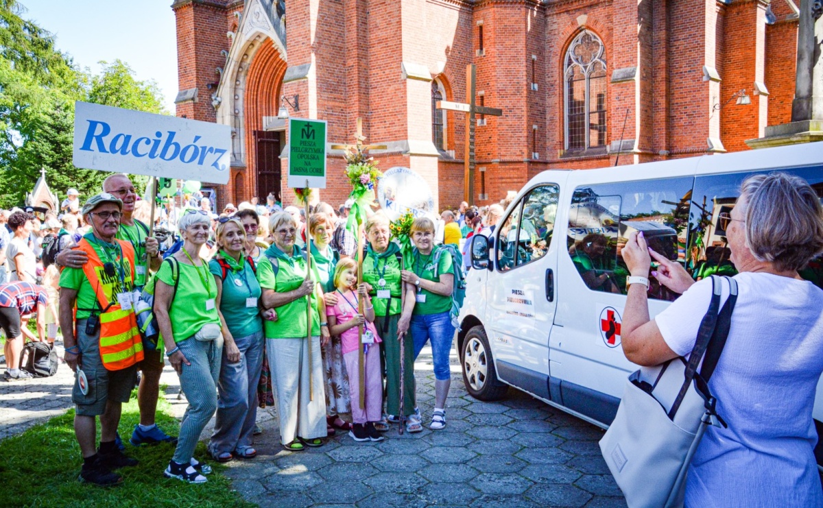 Pielgrzymi Nadziei wyruszyli z Raciborza na Jasną Górę – Słowo Przewodnika na 49. Pieszą Pielgrzymkę Opolską - Serwis informacyjny z Raciborza - naszraciborz.pl
