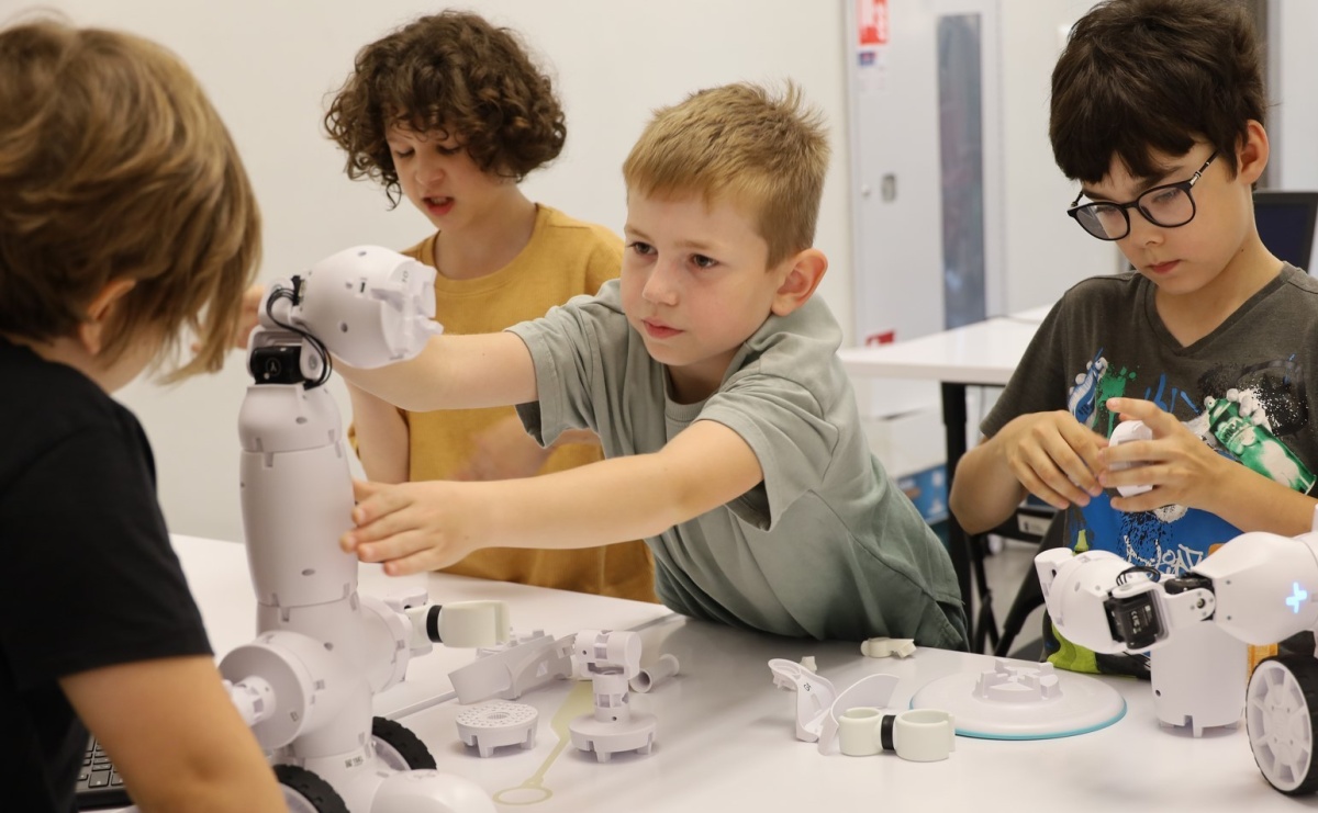 Fable w bibliotece! Letnia przygoda z robotyką dla dzieci - Serwis informacyjny z Raciborza - naszraciborz.pl