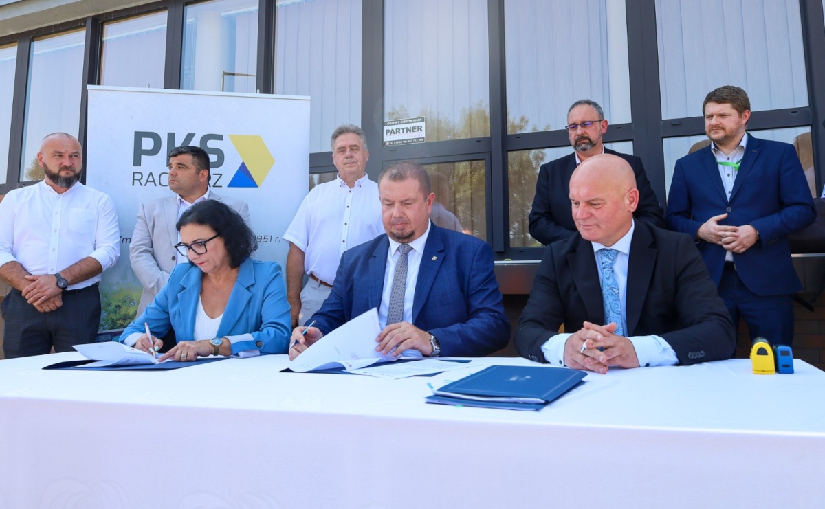 Powiat Raciborski inwestuje w nowoczesny transport – podpisano umowę na zakup 6 autobusów niskoemisyjnych - Serwis informacyjny z Raciborza - naszraciborz.pl