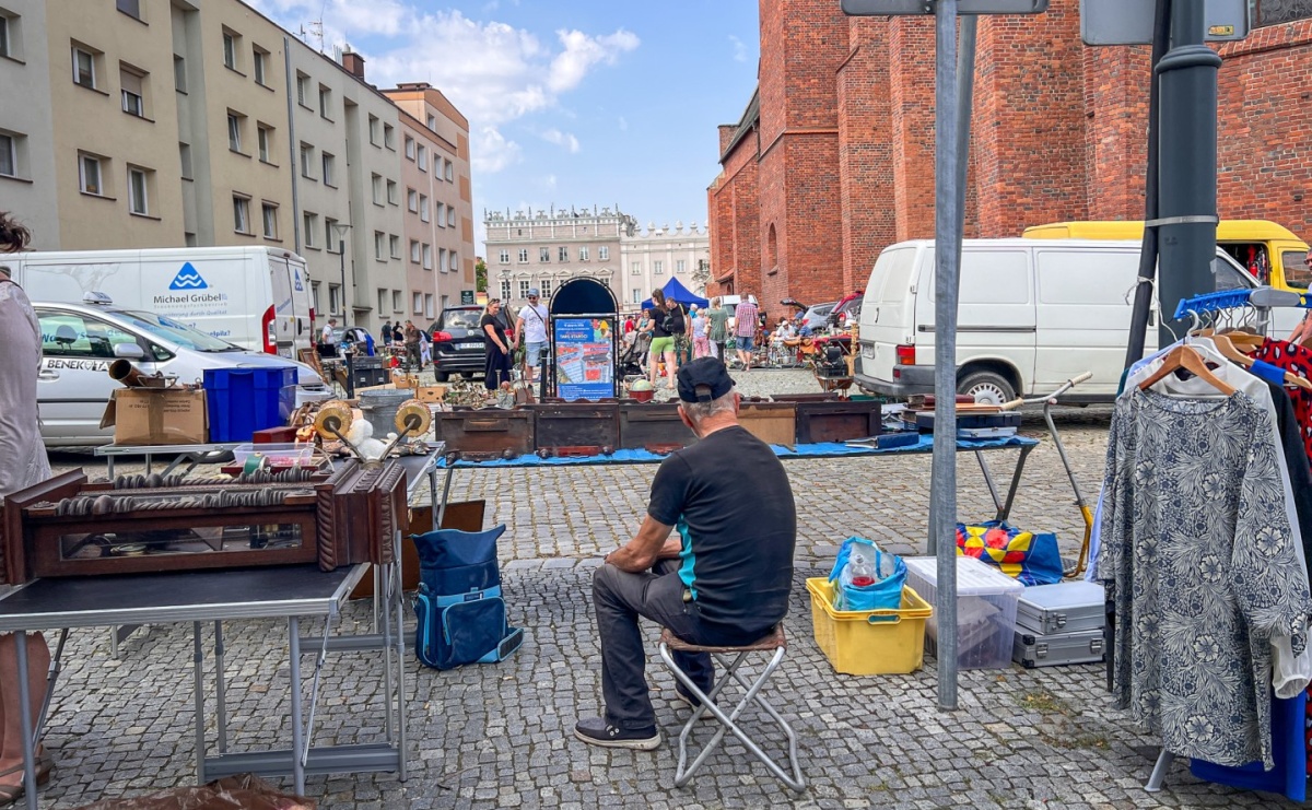 Raciborski targ staroci przyciąga miłośników antyków i kolekcjonerów - Serwis informacyjny z Raciborza - naszraciborz.pl