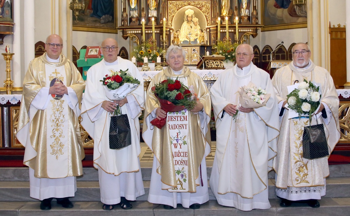 Brawa od parafian i Krzyż Kawalerski Orderu Odrodzenia Polski od Prezydenta RP – Ostróg żegna ks. Jerzego Hetmańczyka [FOTO] - Serwis informacyjny z Raciborza - naszraciborz.pl