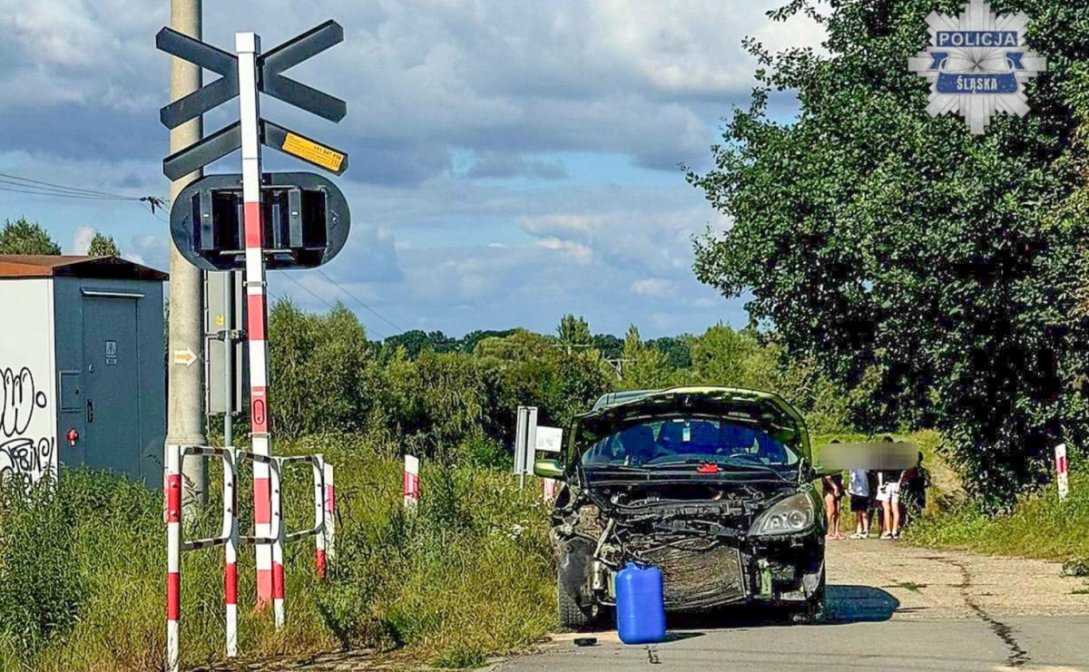 Zderzenie samochodu z pociągiem pomiędzy Roszkowem a Krzyżanowicami - Serwis informacyjny z Raciborza - naszraciborz.pl