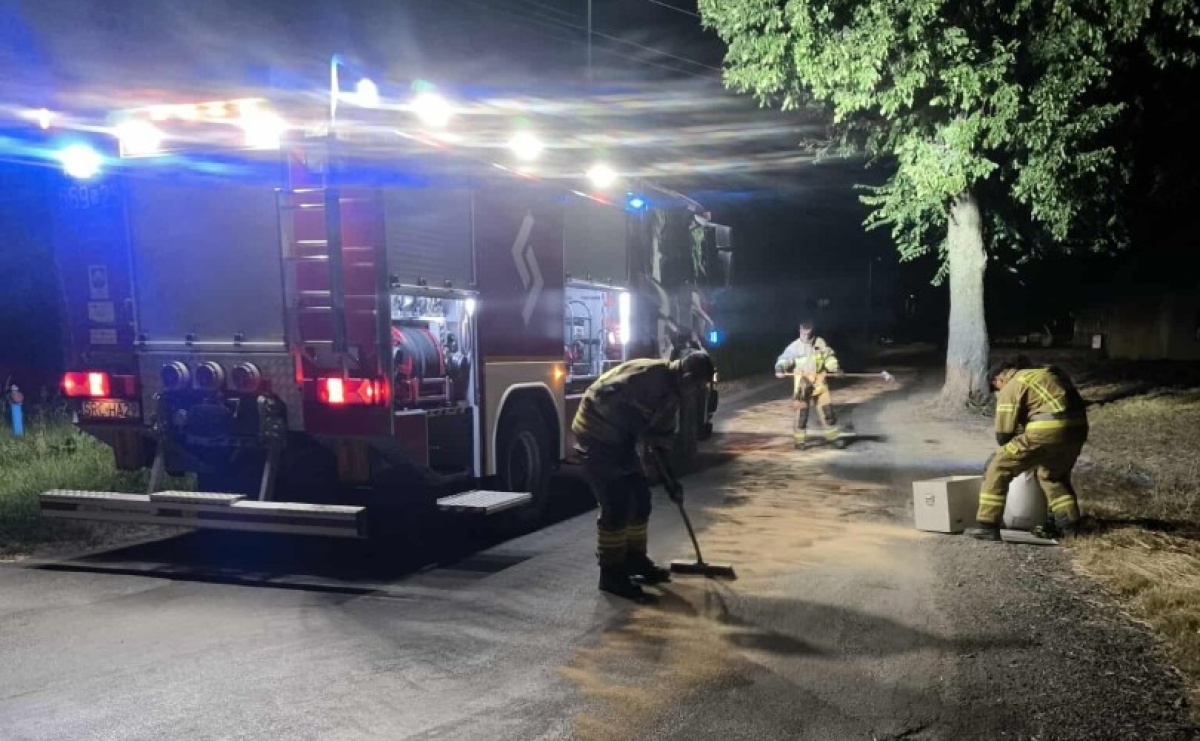 Zapach gazu i plama na jezdni. Strażacka środa w pigułce [RAPORT 998] - Serwis informacyjny z Raciborza - naszraciborz.pl