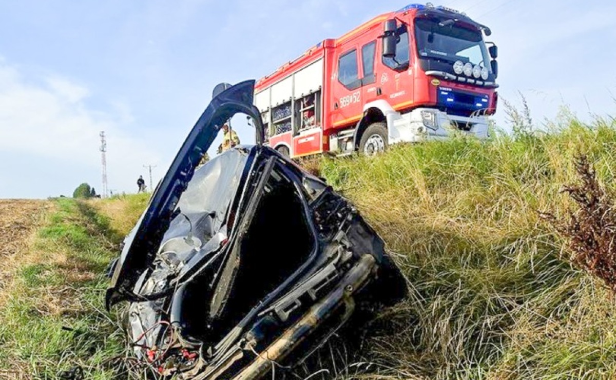 Seria zdarzeń drogowych w powiecie raciborskim. Dachowanie w Krzanowicach [FOTO] - Serwis informacyjny z Raciborza - naszraciborz.pl