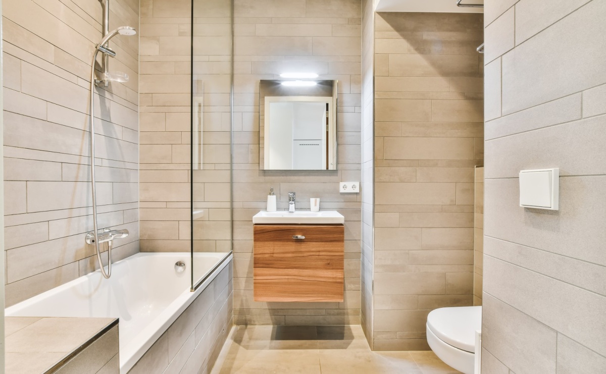 Mała łazienka, wielki efekt – jaką glazurę wybrać, by optycznie powiększyć przestrzeń? - Serwis informacyjny z Raciborza - naszraciborz.pl