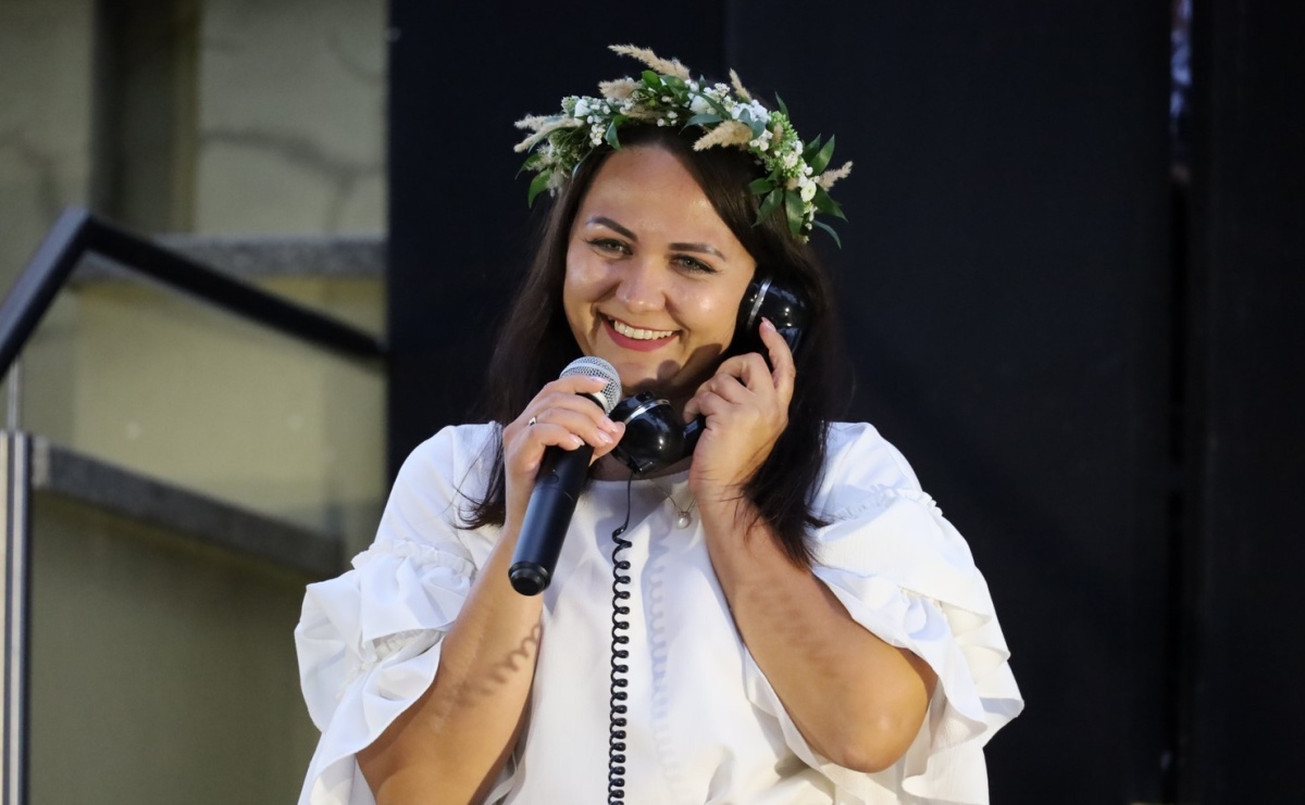 Teatr Wodzisławskiej Ulicy wystąpił na schodach biblioteki - Serwis informacyjny z Raciborza - naszraciborz.pl