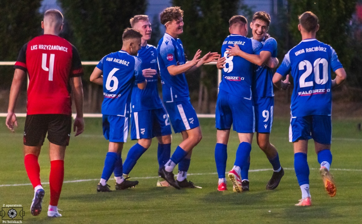 Tłumy na derbach powiatu. Unia Racibórz liderem klasy okręgowej [FOTO] - Serwis informacyjny z Raciborza - naszraciborz.pl