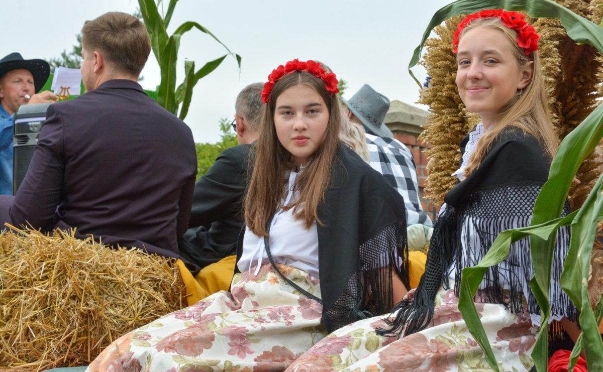 Barwny korowód dożynkowy przejechał przez Wojnowice - Serwis informacyjny z Raciborza - naszraciborz.pl