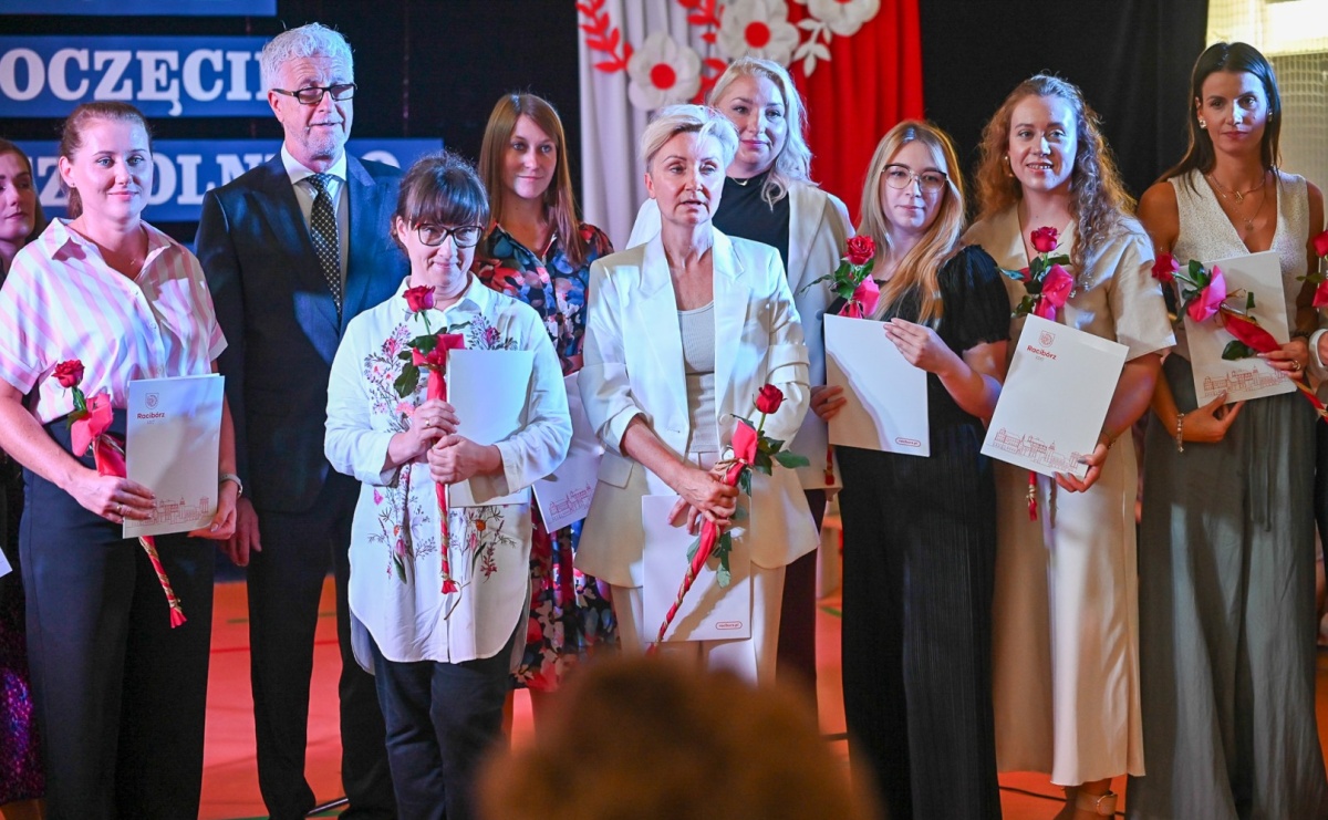 Miejska inauguracja roku szkolnego w SP 13 – awanse i gratulacje dla nauczycieli - Serwis informacyjny z Raciborza - naszraciborz.pl