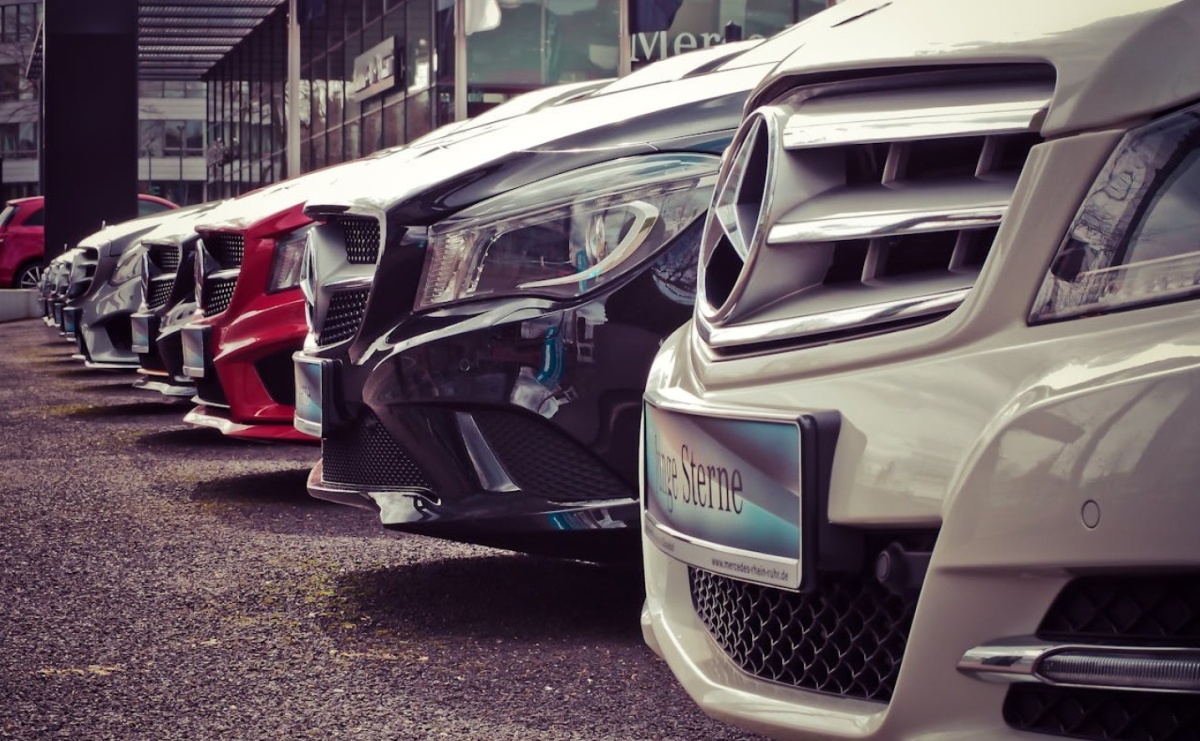 Kiedy wynajem auta jest lepszy niż zakup? Praktyczny poradnik - Serwis informacyjny z Raciborza - naszraciborz.pl