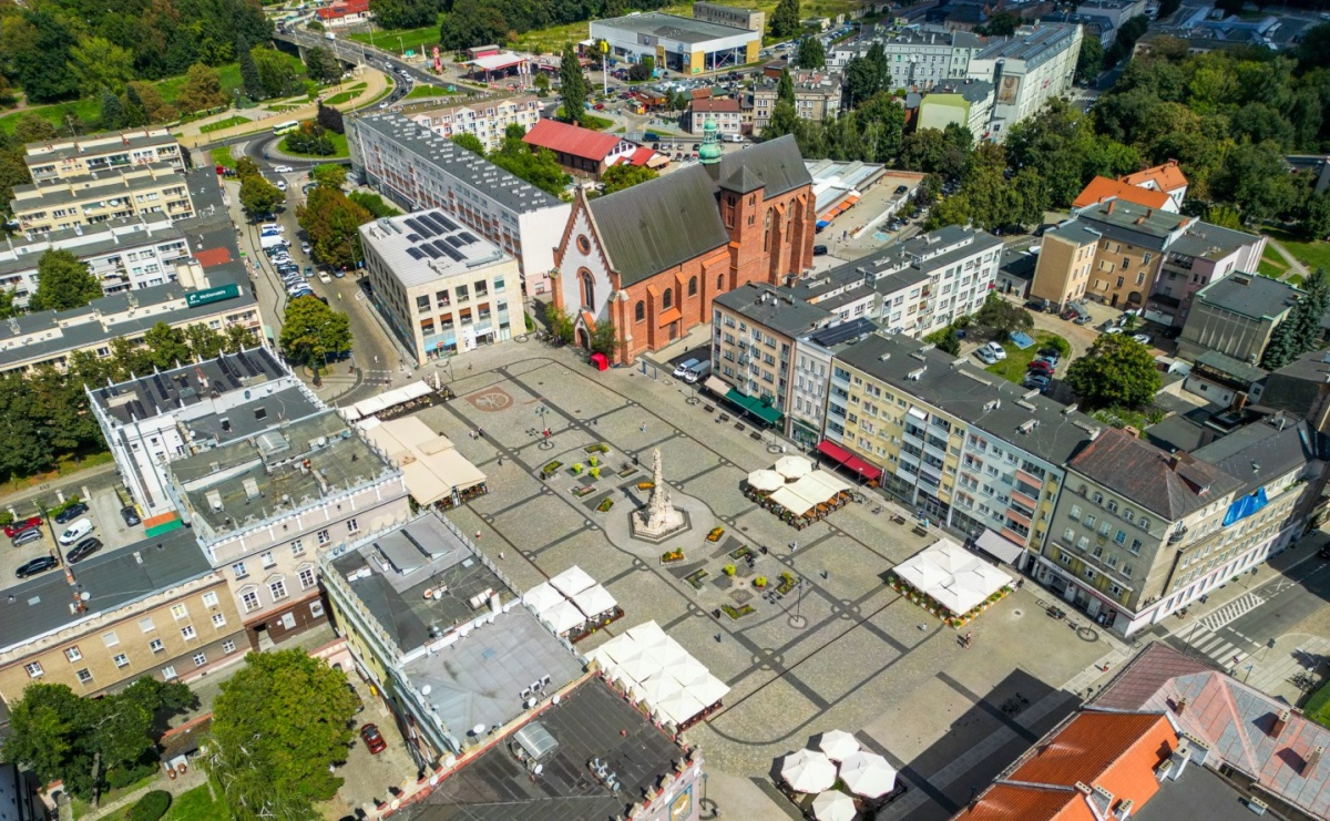 Za mało zieleni, za dużo polityki? TVP o sporze wokół Rynku w Raciborzu - Serwis informacyjny z Raciborza - naszraciborz.pl