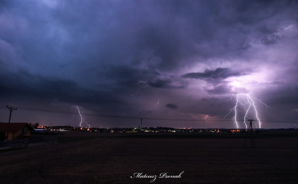 Burzowy wieczór w regionie. Piorun uderzył w dom w Rudyszwałdzie, interwencja także w Raciborzu - Serwis informacyjny z Raciborza - naszraciborz.pl
