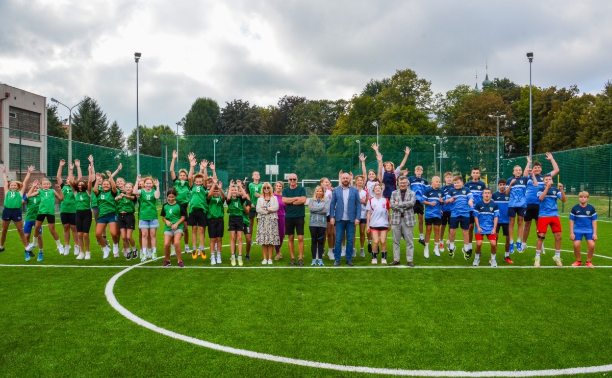 Racibórz: oficjalne otwarcie zmodernizowanego boiska przy SP 18 [FOTO i WIDEO] - Serwis informacyjny z Raciborza - naszraciborz.pl