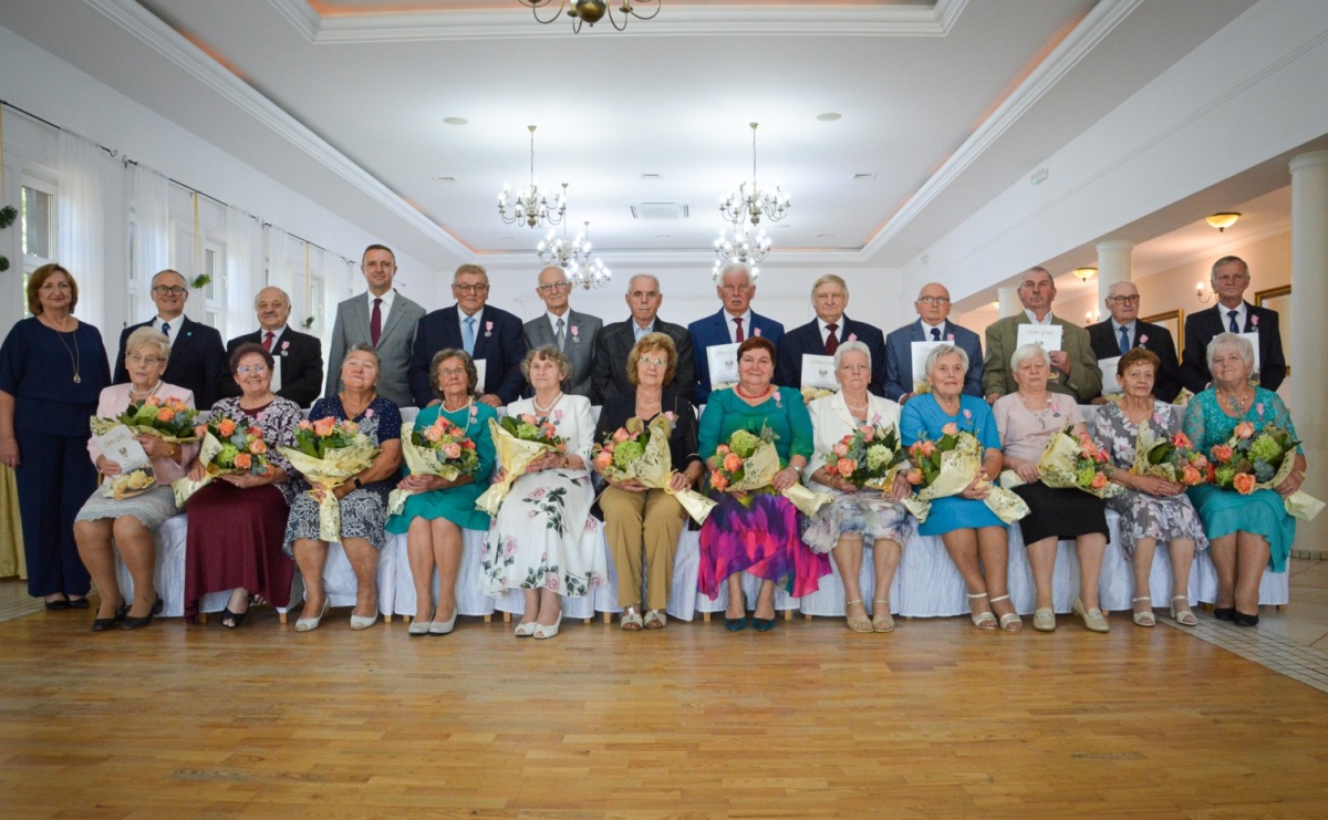 Złote gody w Pietrowicach Wielkich. Dwanaście par uhonorowanych medalami [FOTO i WIDEO] - Serwis informacyjny z Raciborza - naszraciborz.pl