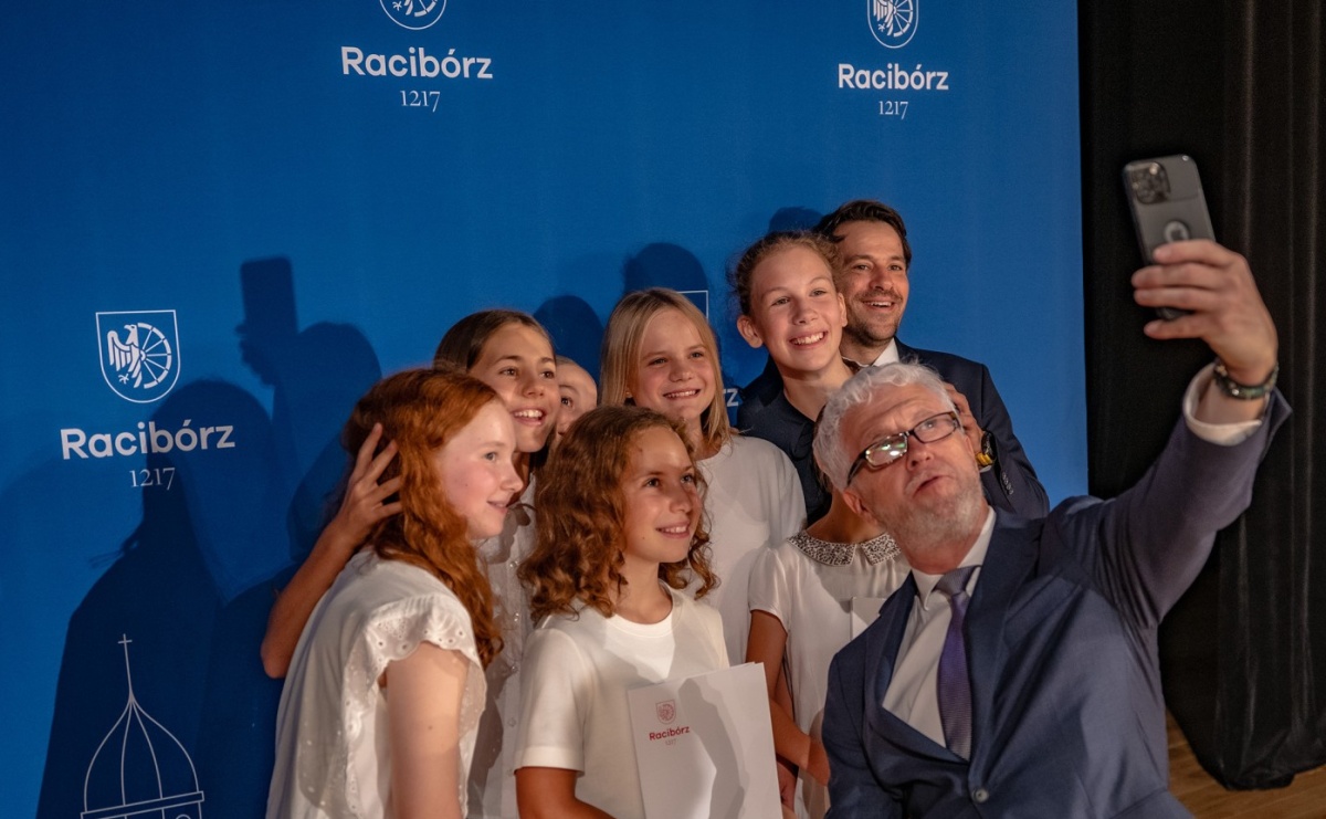 Prymusi raciborskich szkół odebrali stypendia i gratulacje [FOTO] - Serwis informacyjny z Raciborza - naszraciborz.pl