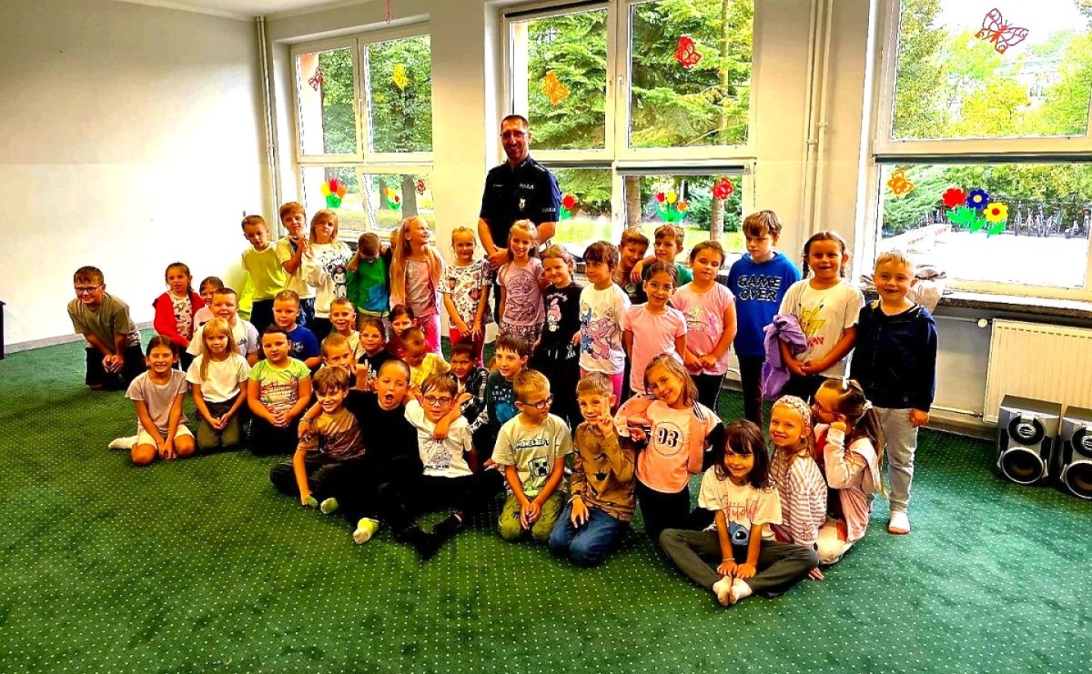 Bezpieczna droga do szkoły. Spotkanie policjanta z uczniami SP 15 w Raciborzu - Serwis informacyjny z Raciborza - naszraciborz.pl