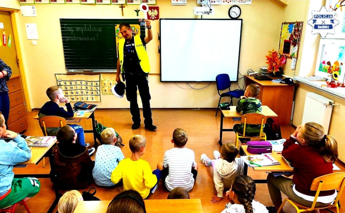 Praktyczne wskazówki od policjantów dla uczniów szkoły w Samborowicach - Serwis informacyjny z Raciborza - naszraciborz.pl