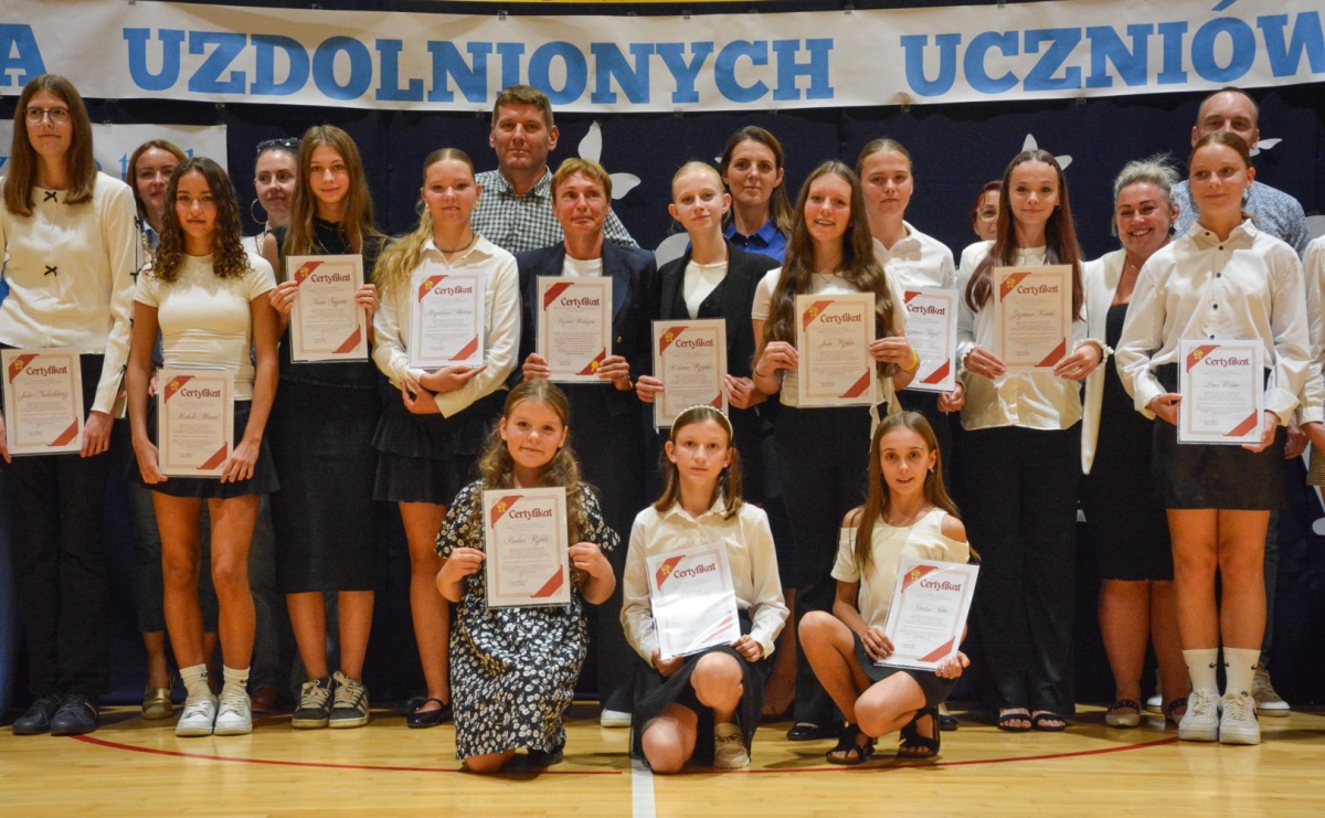 Gala talentów w Rudniku. Wójt Piotr Rybka nagrodził uzdolnionych uczniów - Serwis informacyjny z Raciborza - naszraciborz.pl