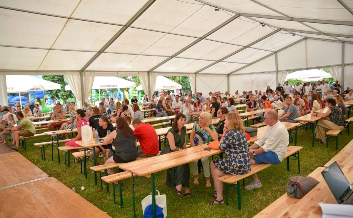 Wspólne stoły – wspólna radość mieszkańców Płoni - Serwis informacyjny z Raciborza - naszraciborz.pl