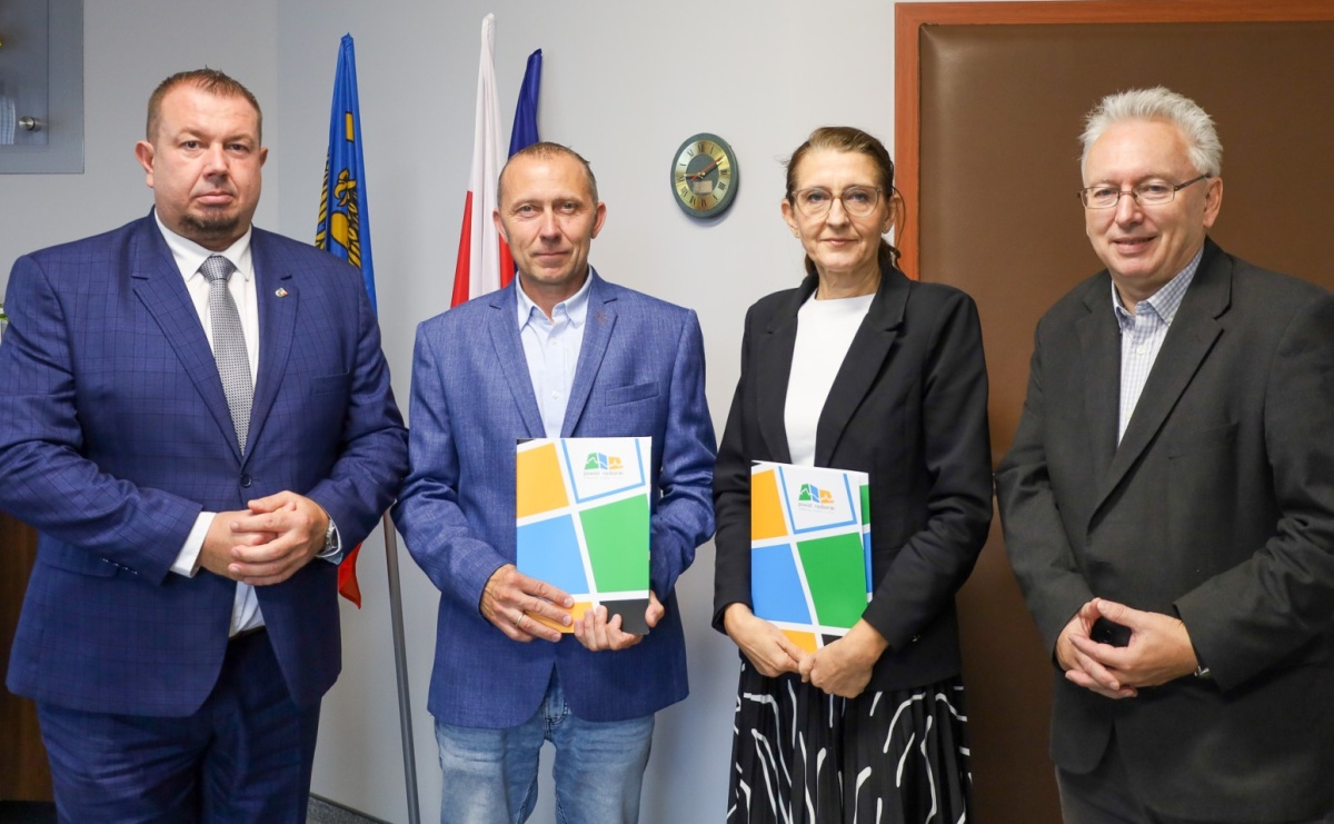 Umowa podpisana – powiat wyremontuje chodnik w Ciechowicach - Serwis informacyjny z Raciborza - naszraciborz.pl