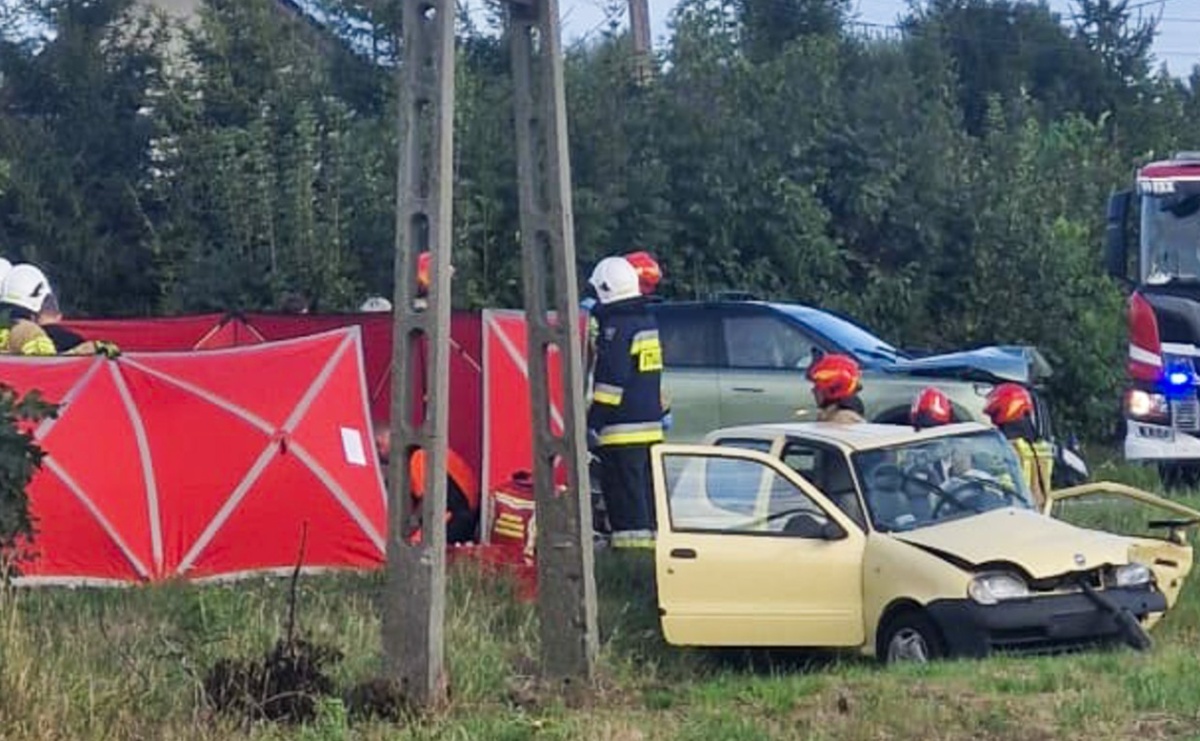 Wypadek w Rzuchowie na DW933 – zderzenie dwóch samochodów, śmigłowiec LPR w akcji [FOTO i WIDEO] - Serwis informacyjny z Raciborza - naszraciborz.pl