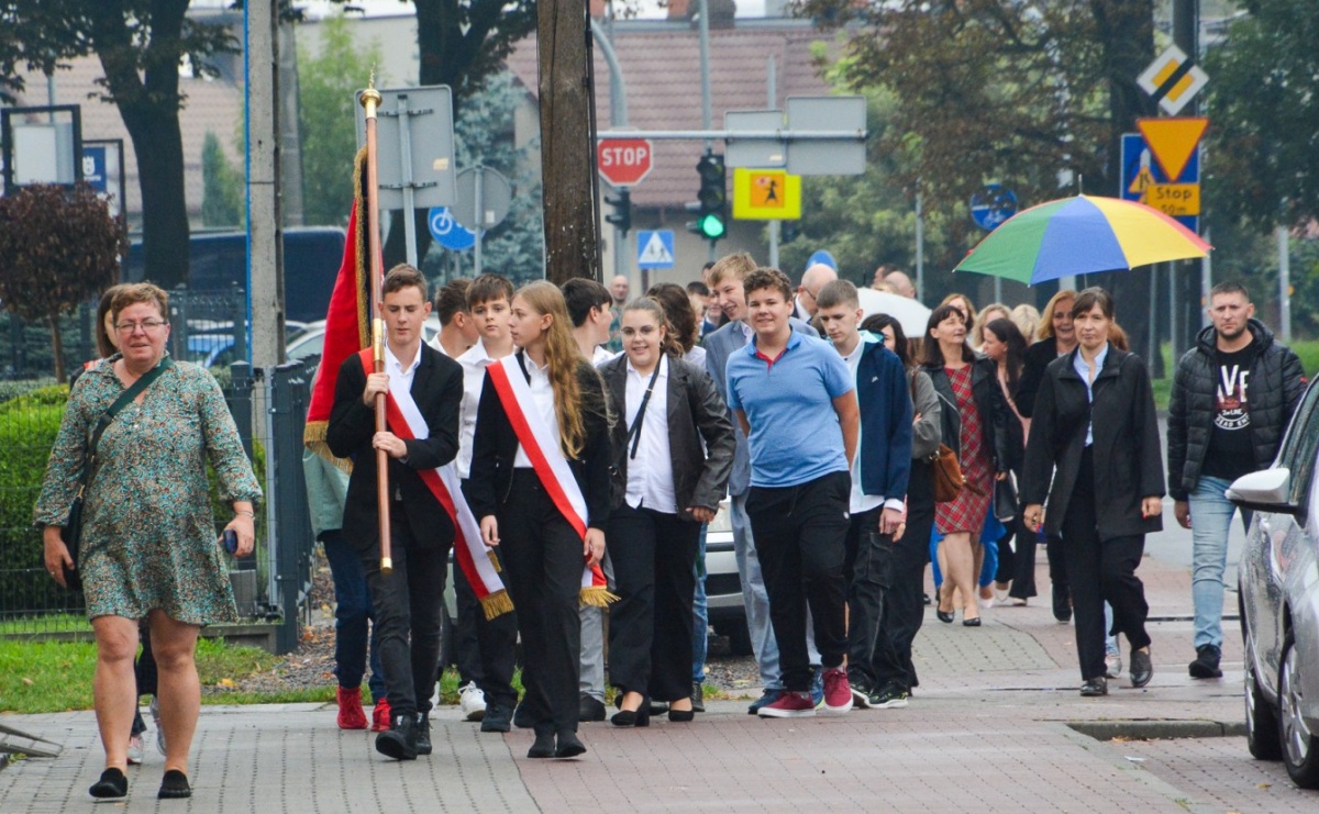 Szkoła Podstawowa nr 2 na Płoni świętuje 80 lat. Jubileusz z historią, mszą i festynem - Serwis informacyjny z Raciborza - naszraciborz.pl